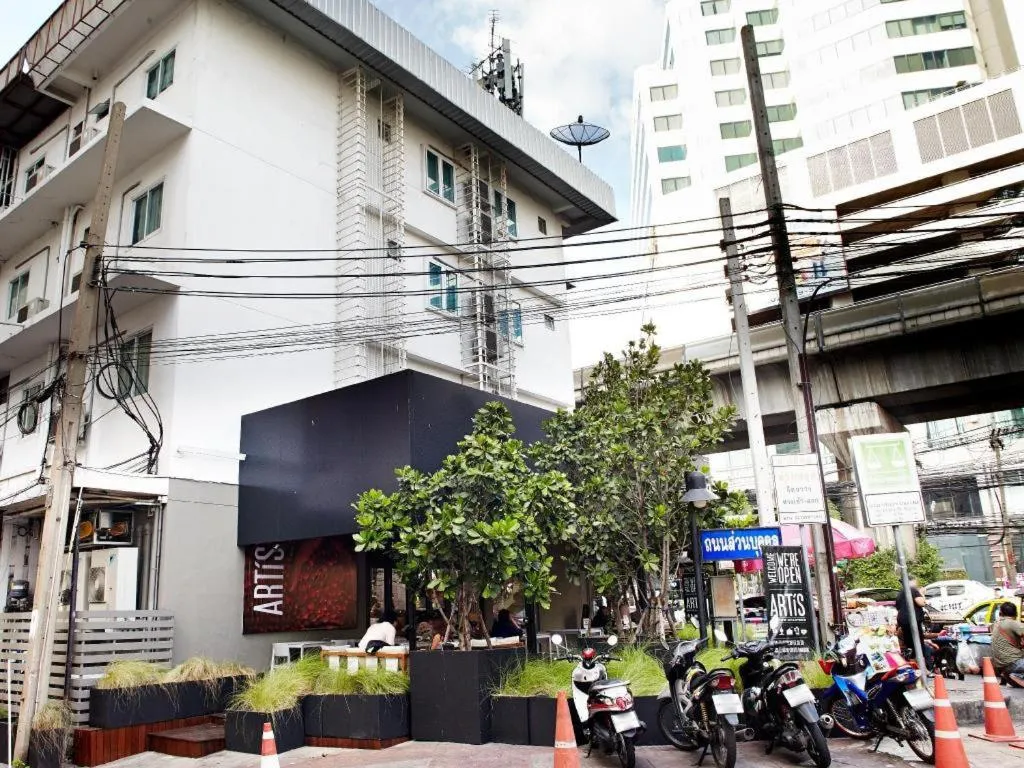 White House Asoke Sukhumvit 18