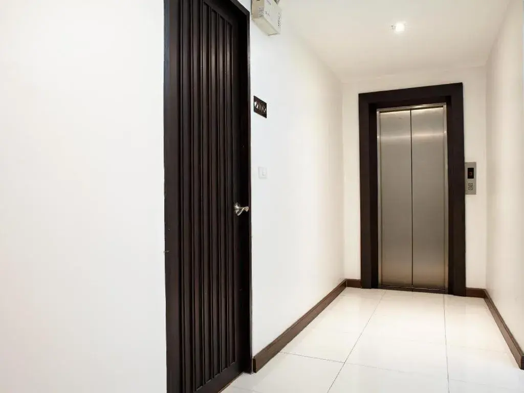 White House Asoke Sukhumvit 18 White House Asoke Sukhumvit 18