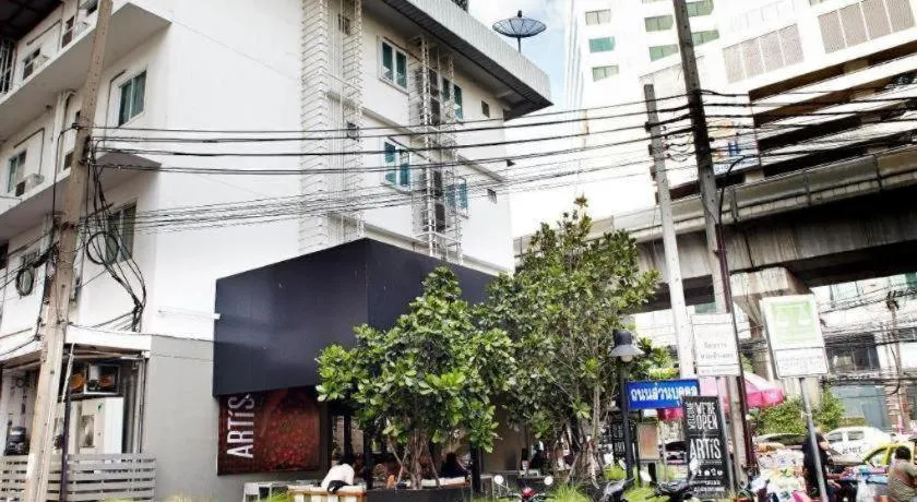 White House Asoke Sukhumvit 18