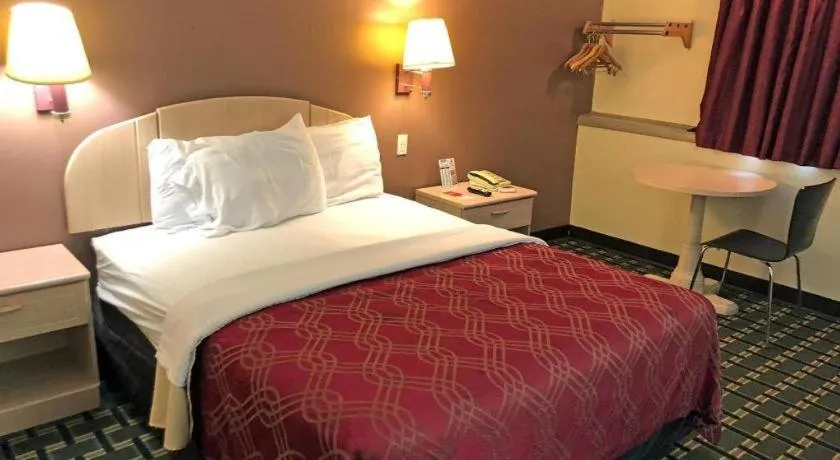 Bed in Americas Best Value Inn Beatrice