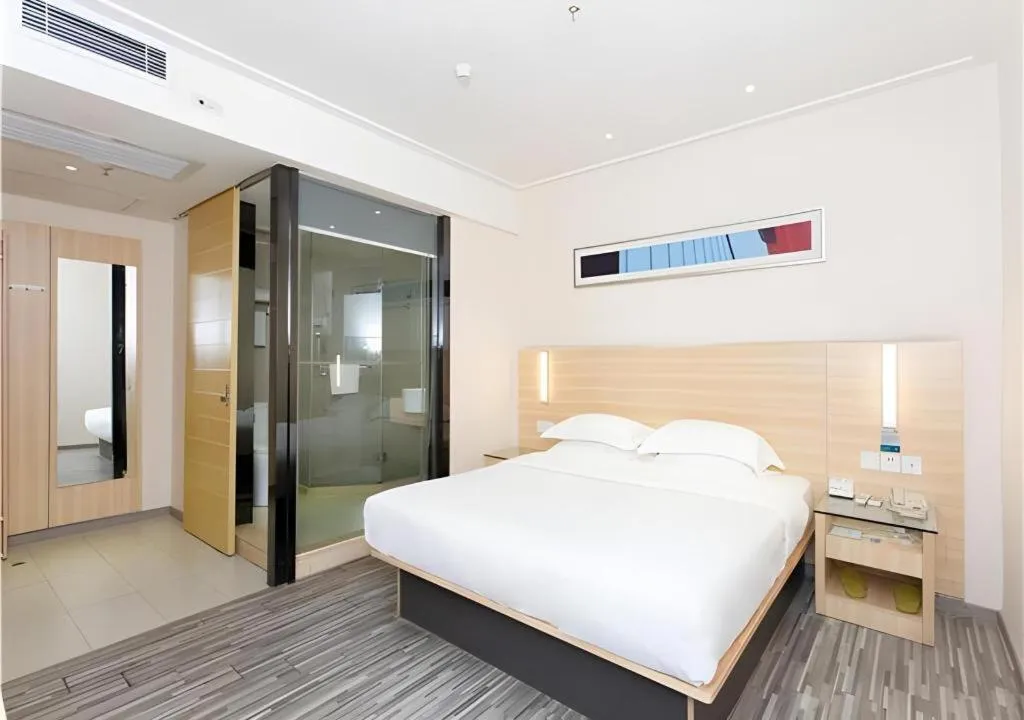 Bed in City Comfort Inn Jiangmen Xinhui Xiangshan Park