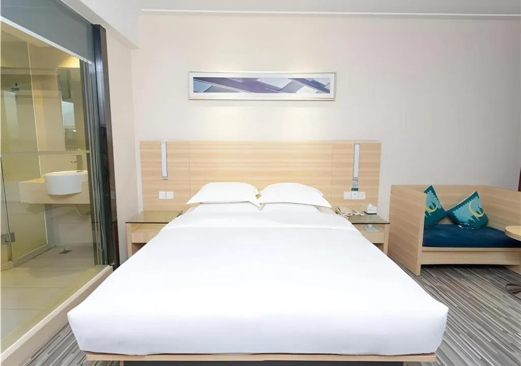 Bed in City Comfort Inn Jiangmen Xinhui Xiangshan Park