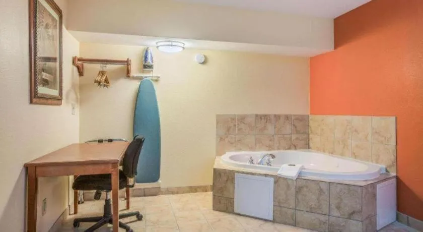 Rodeway Inn & Suites