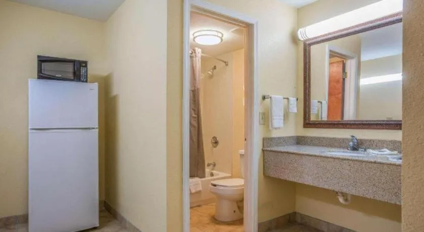 Rodeway Inn & Suites