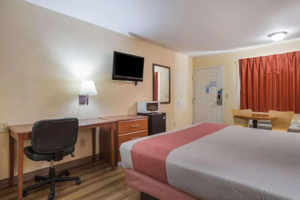 Bed in Rodeway Inn & Suites