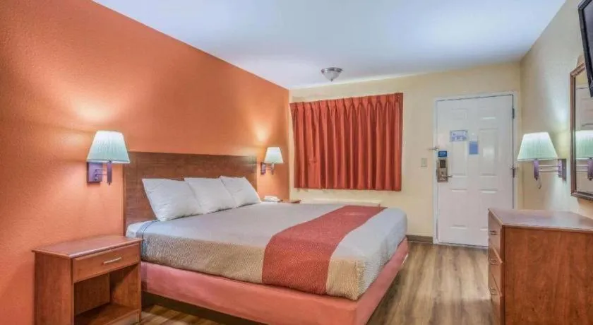 Bed in Rodeway Inn & Suites