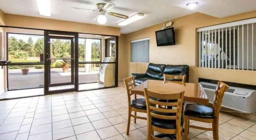 Rodeway Inn & Suites
