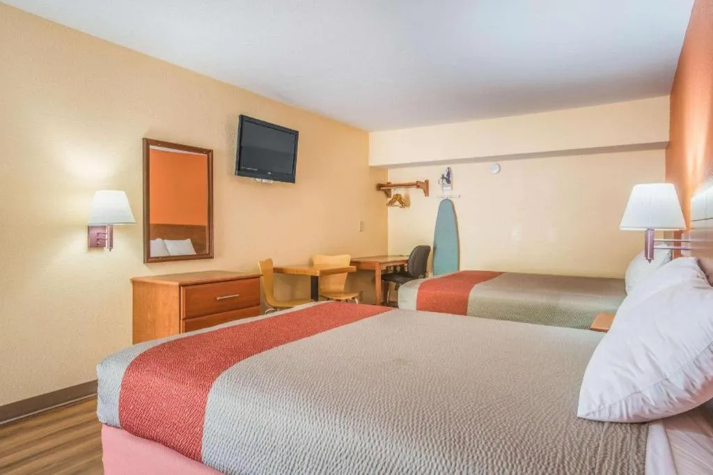 Bed in Rodeway Inn & Suites