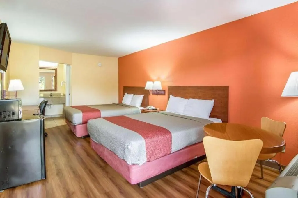Bed in Rodeway Inn & Suites