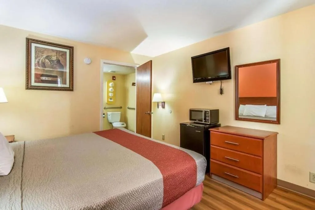 Bed in Rodeway Inn & Suites