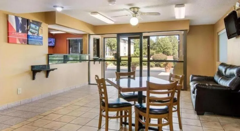 Rodeway Inn & Suites