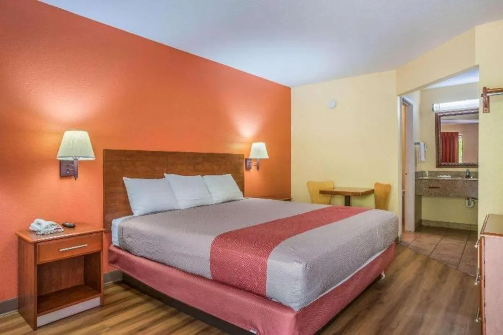 Bed in Rodeway Inn & Suites