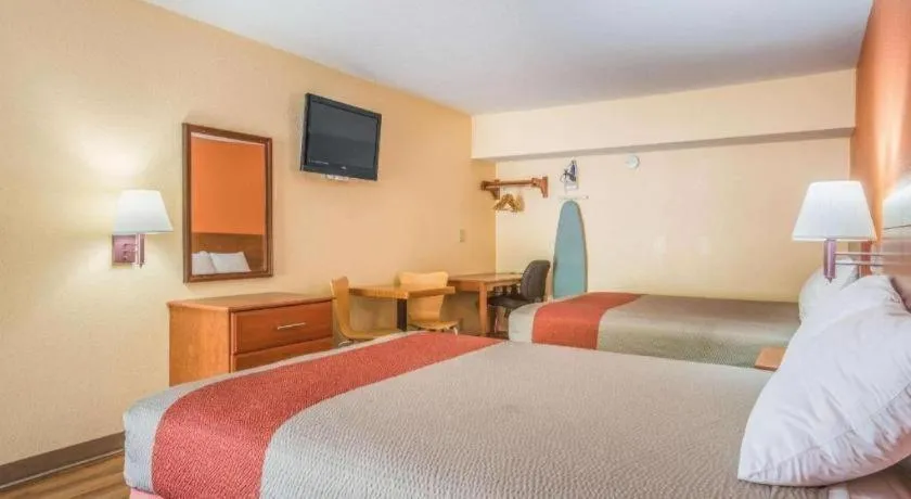 Bed in Rodeway Inn & Suites