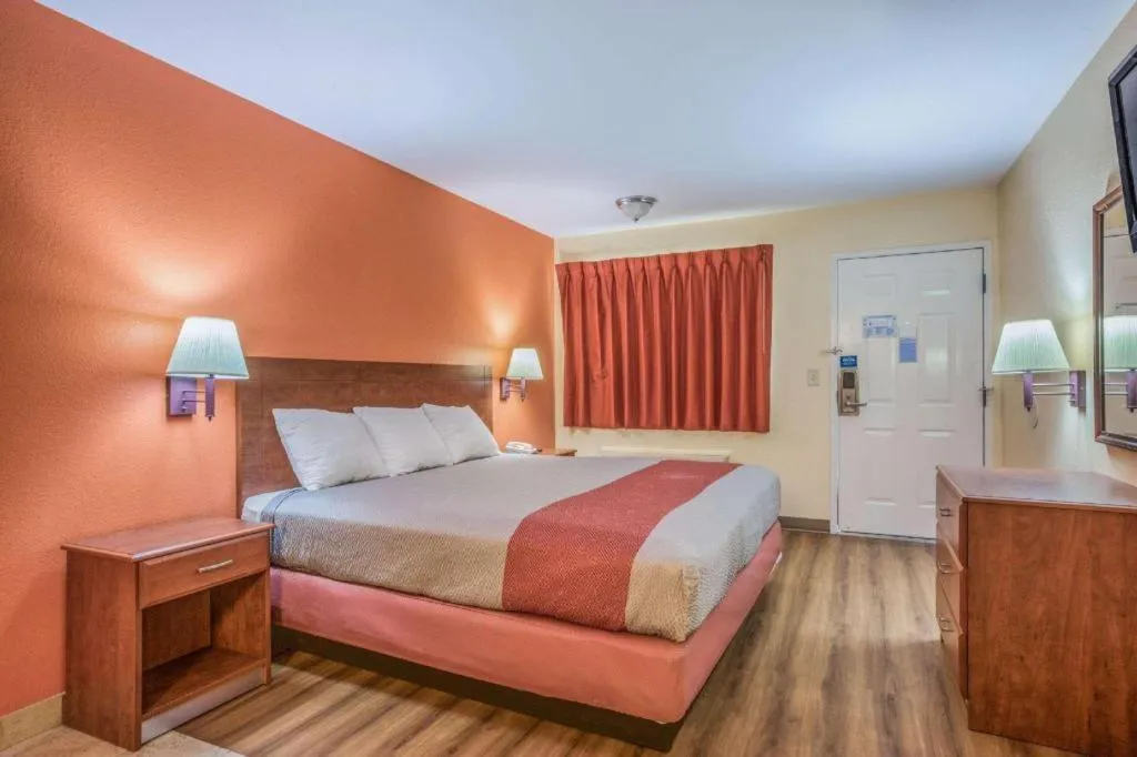 Bed in Rodeway Inn & Suites