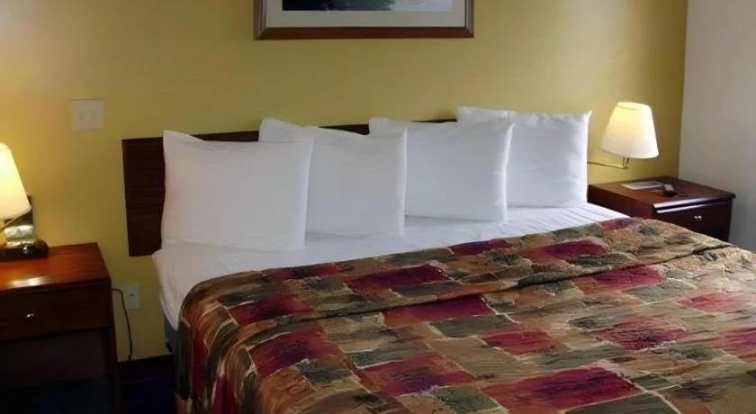 Bed in Rodeway Inn Salina North