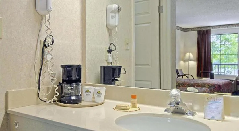 Days Inn & Suites by Wyndham Fort Valley