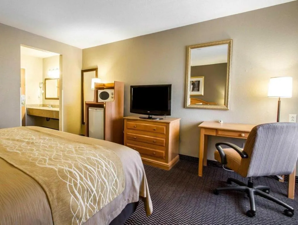 Bed in Comfort Inn Tucson Central