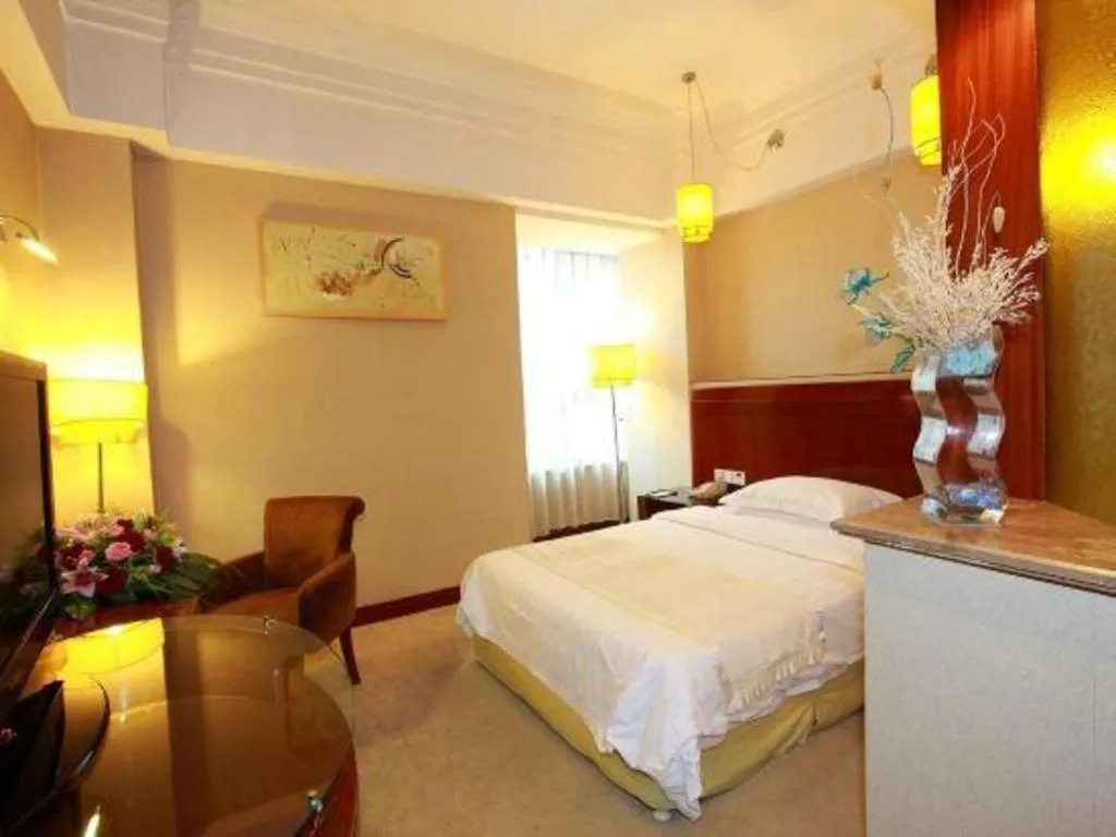 Bed in Jinrong International Hotel