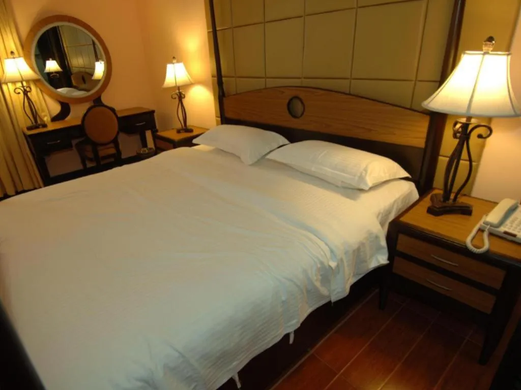 Bed in Planta Centro Bacolod Hotel & Residences