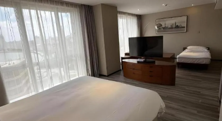 Bed in Shanghai Bund South China Harbour View Hotel