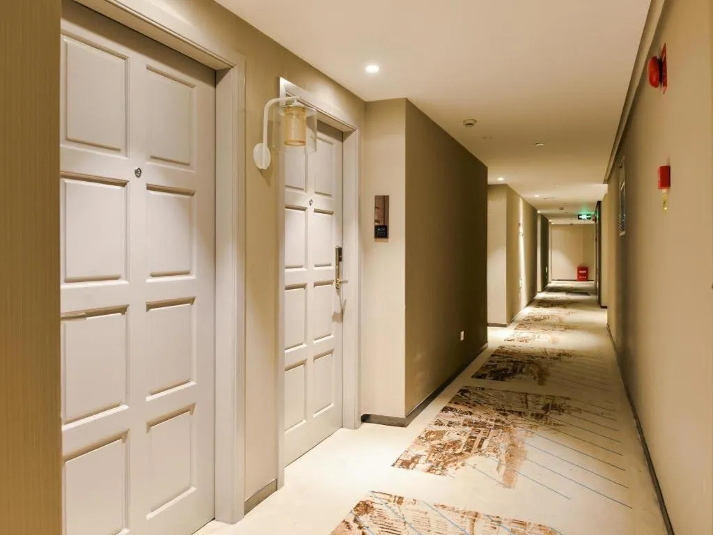 Bed in Shanghai Bund South China Harbour View Hotel