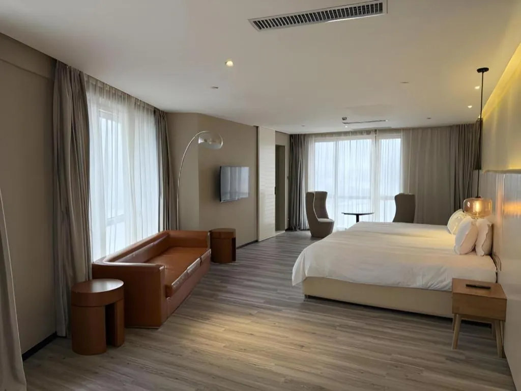 Bed in Shanghai Bund South China Harbour View Hotel