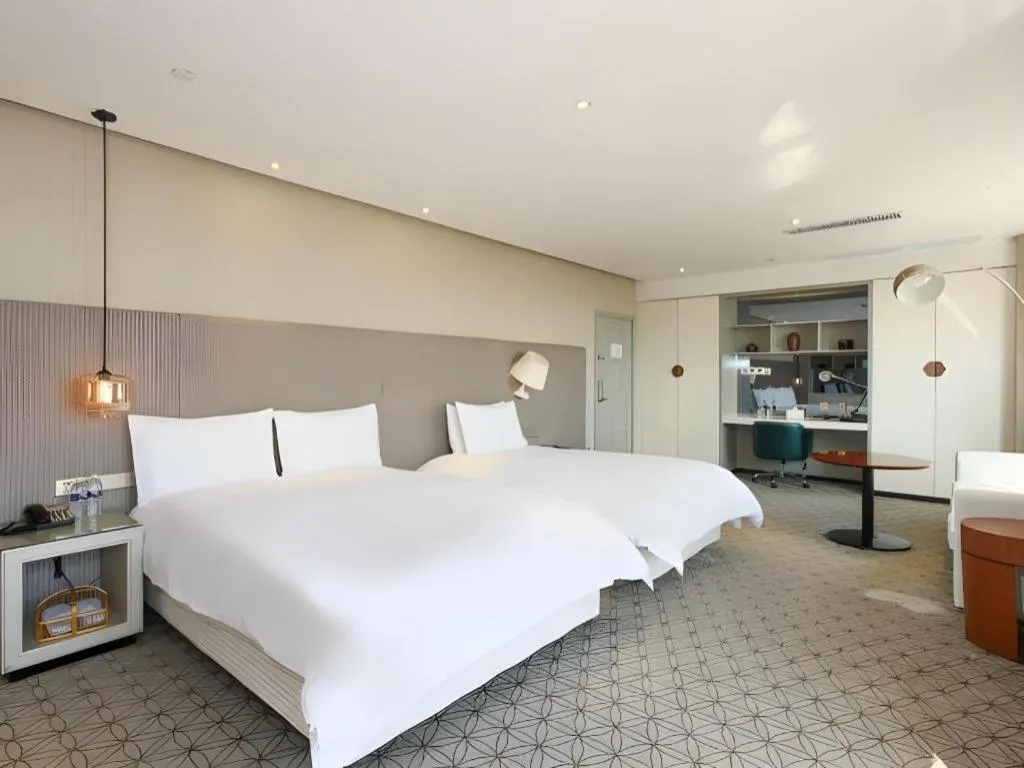 Bed in Shanghai Bund South China Harbour View Hotel