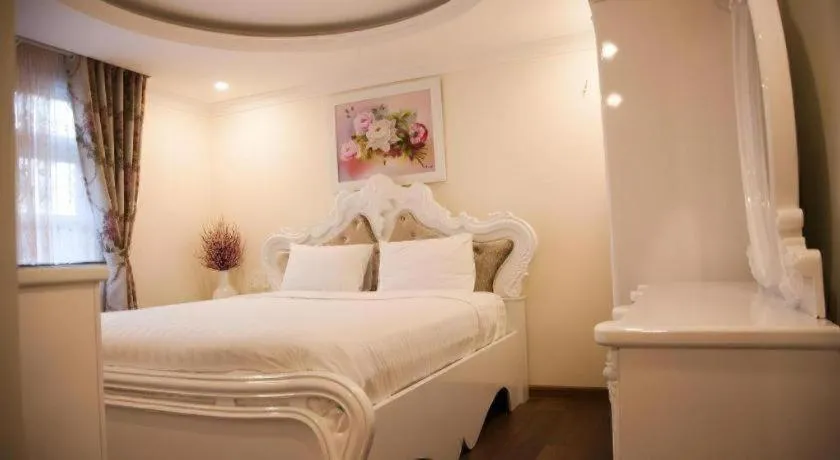 Bed in Hoa Sen Vang Hotel Dalat