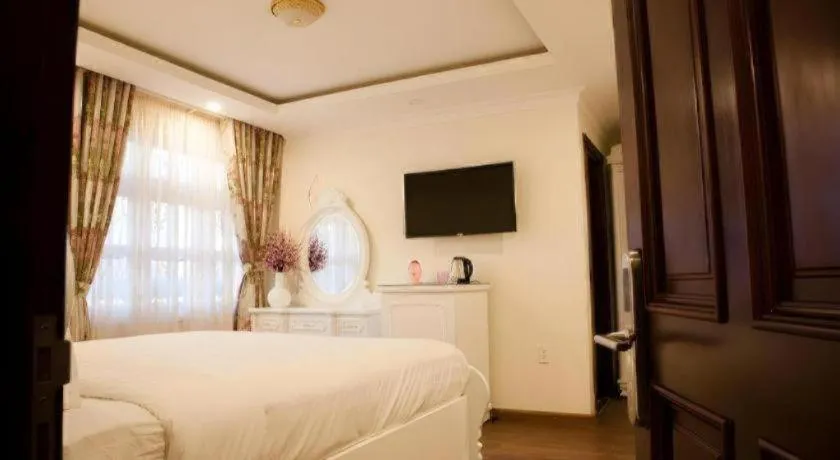 Bed in Hoa Sen Vang Hotel Dalat