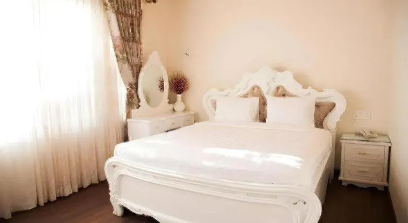 Bed in Hoa Sen Vang Hotel Dalat Bed in Hoa Sen Vang Hotel Dalat