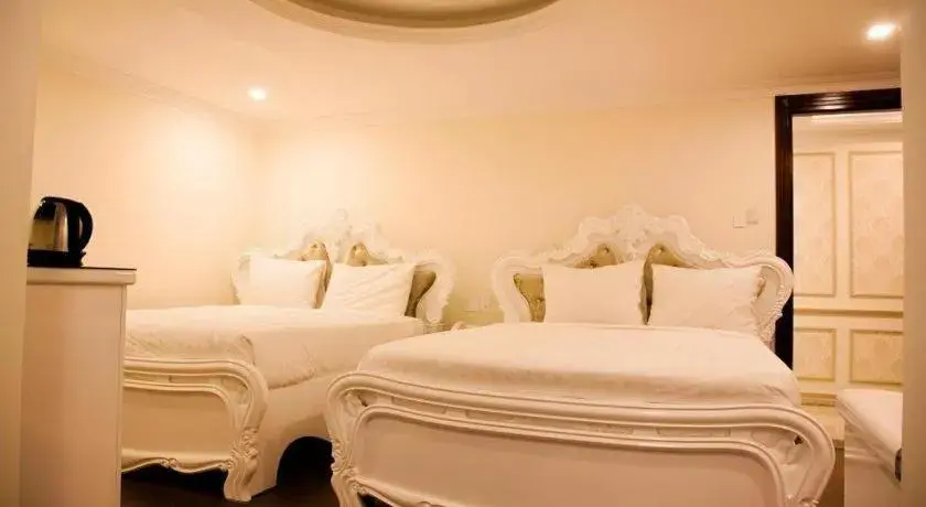 Bed in Hoa Sen Vang Hotel Dalat Bed in Hoa Sen Vang Hotel Dalat