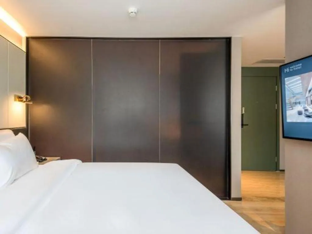 Bed in Bravo Business Hotel