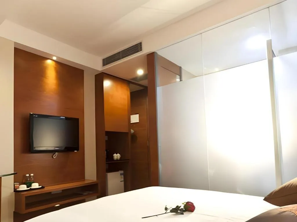 Bed in Bravo Business Hotel