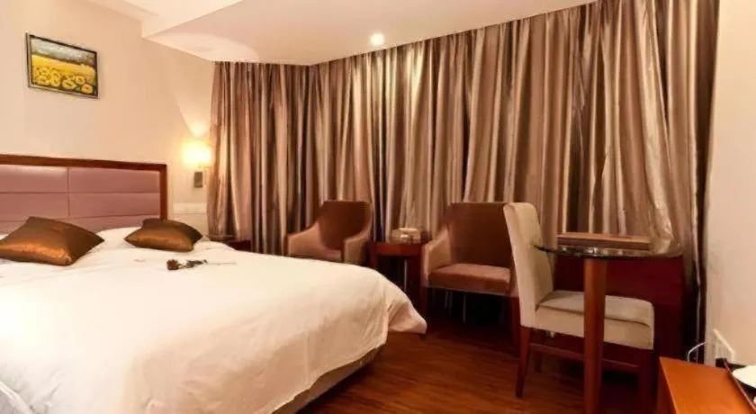 Bed in Bravo Business Hotel