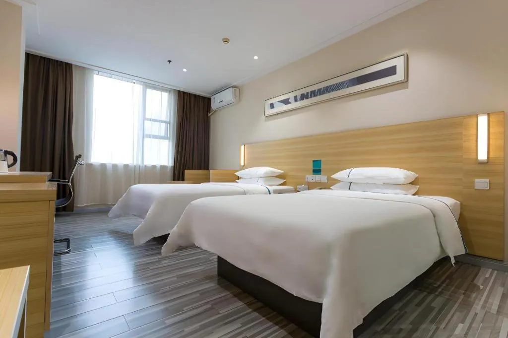 Bed in City Comfort Inn Huanggang Guibinlou Wanda Square