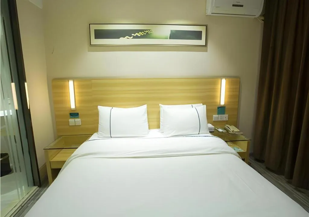 Bed in City Comfort Inn Huanggang Guibinlou Wanda Square