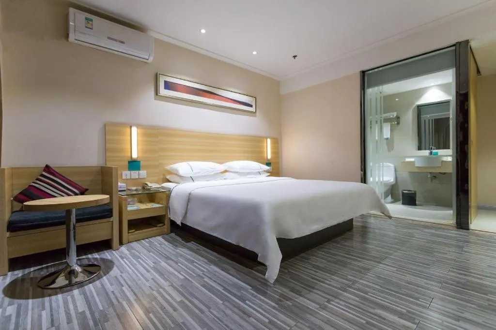 Bed in City Comfort Inn Huanggang Guibinlou Wanda Square