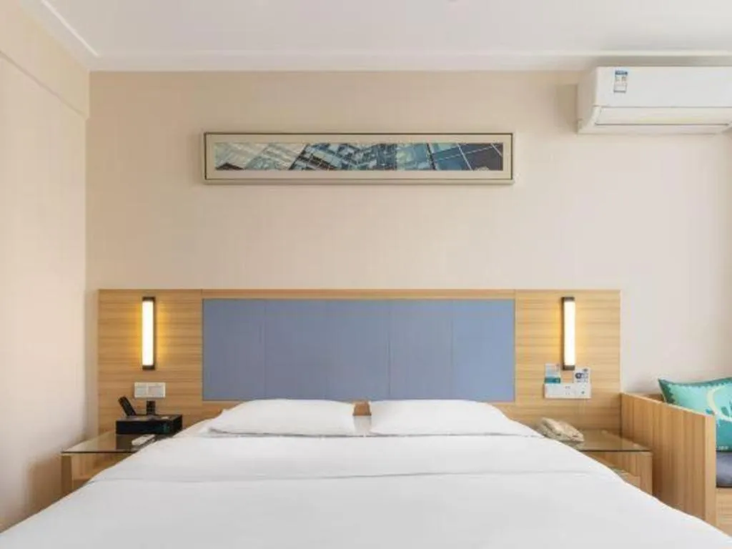 Bed in City Comfort Inn Huanggang Guibinlou Wanda Square