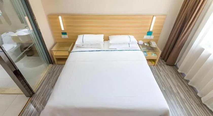 Bed in City Comfort Inn Huanggang Guibinlou Wanda Square