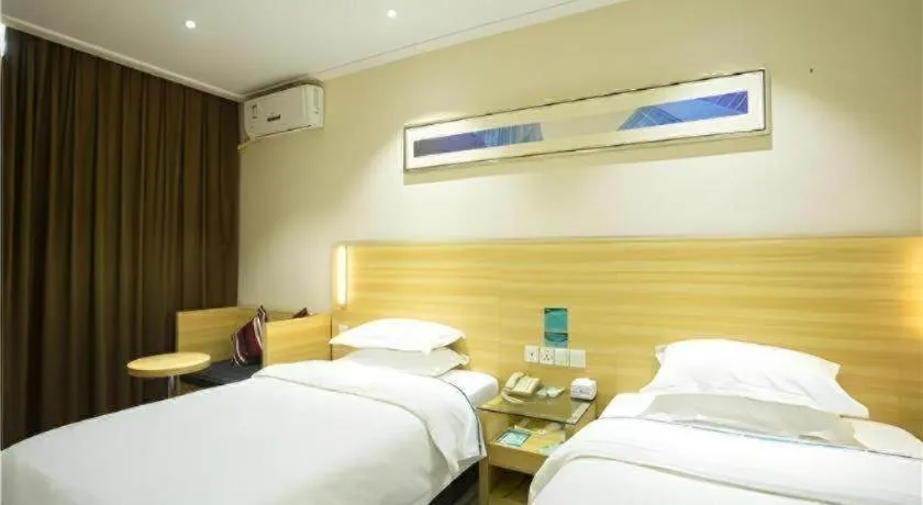 Bed in City Comfort Inn Huanggang Guibinlou Wanda Square