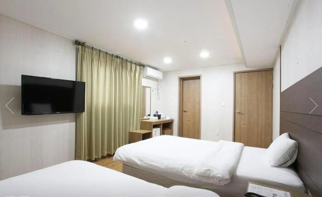 Bed in CJ Tourist Hotel