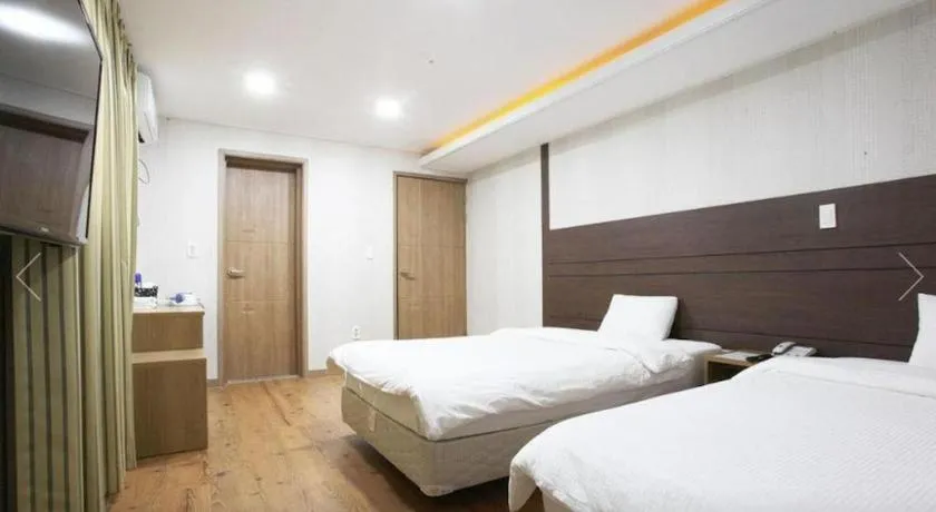 Bed in CJ Tourist Hotel