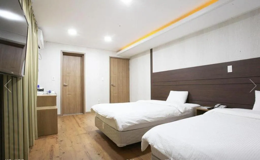 Bed in CJ Tourist Hotel