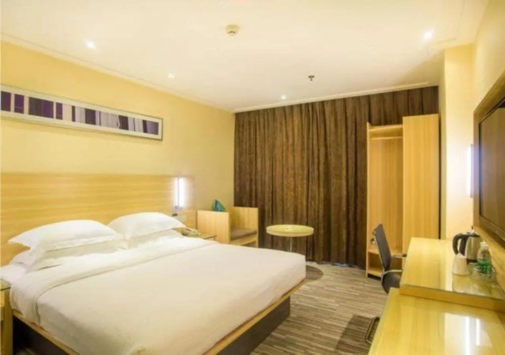 Bed in City Comfort Inn Liuzhou Chengzhong Wanda Plaza
