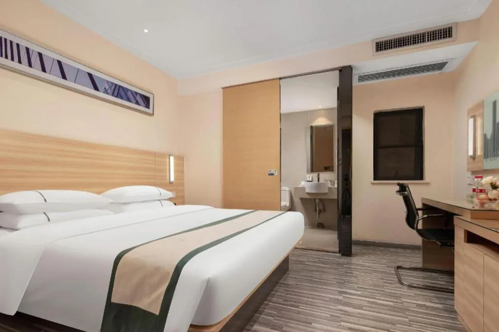 Bed in City Comfort Inn Liuzhou Chengzhong Wanda Plaza