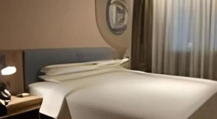 Bed in Home Inn Neo Shanghai Railway Station