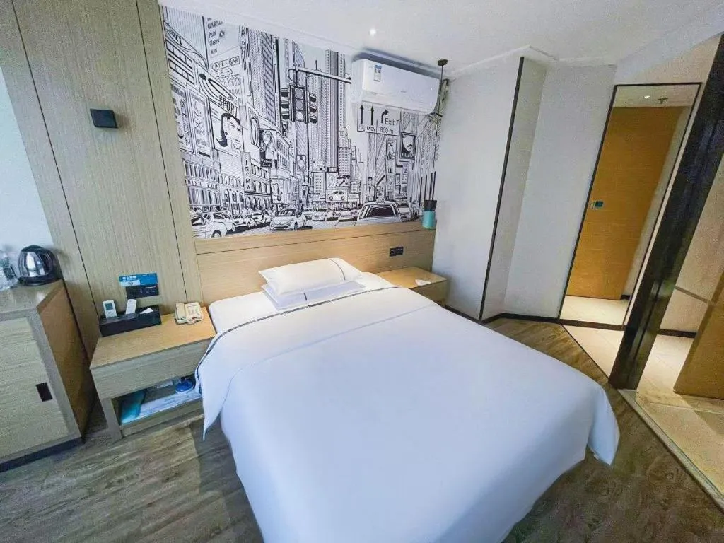Bed in City Comfort Inn Wuhan Hanyang Street Caidian Square Metro Station