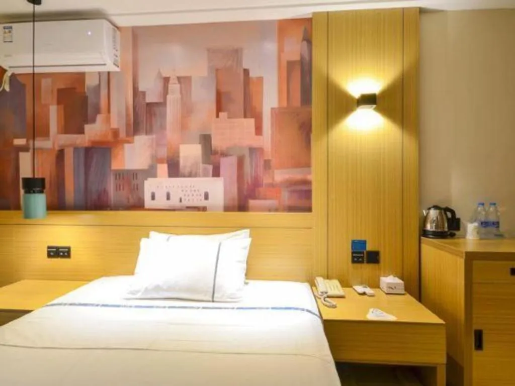 Bed in City Comfort Inn Wuhan Hanyang Street Caidian Square Metro Station