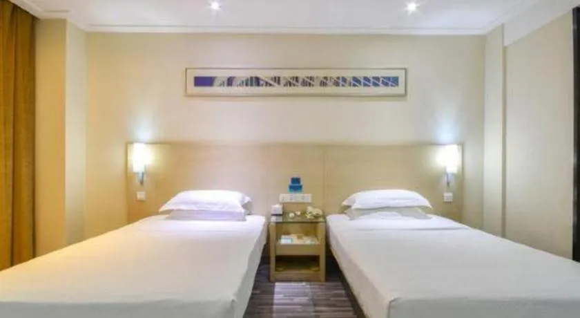 Bed in City Comfort Inn Wuhan Hanyang Street Caidian Square Metro Station