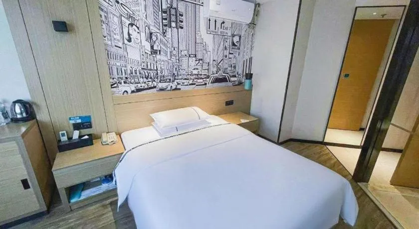 Bed in City Comfort Inn Wuhan Hanyang Street Caidian Square Metro Station